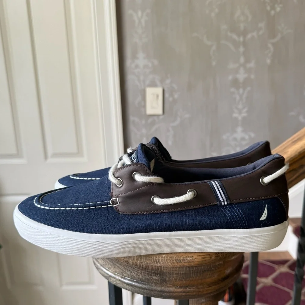 NAUTICA men’s 10 1/2 navy boat shoe excellent condition the “MALAD”